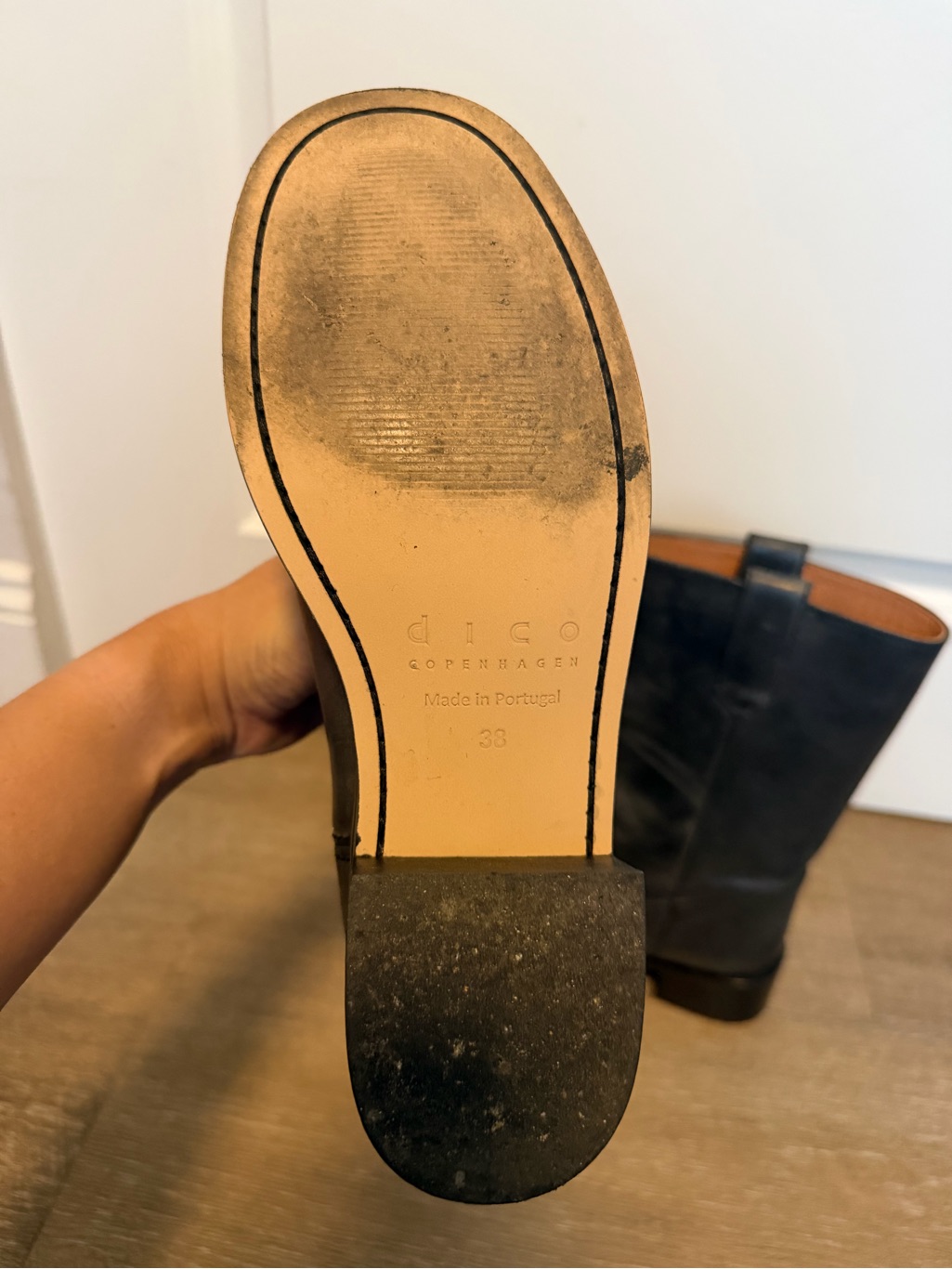 Dico Julia Gaucho Boot In Charcoal Black Escovado Leather — image 7 of 7